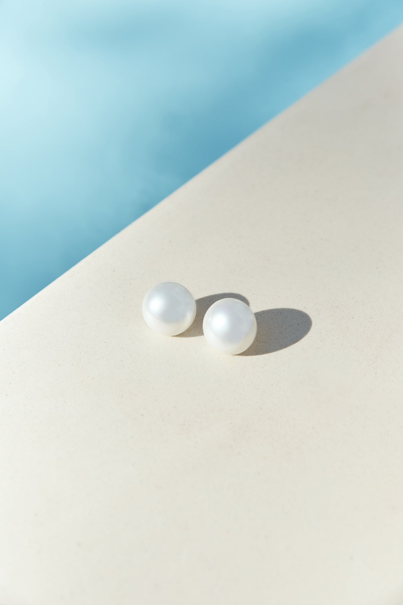Pearlescent Earrings White